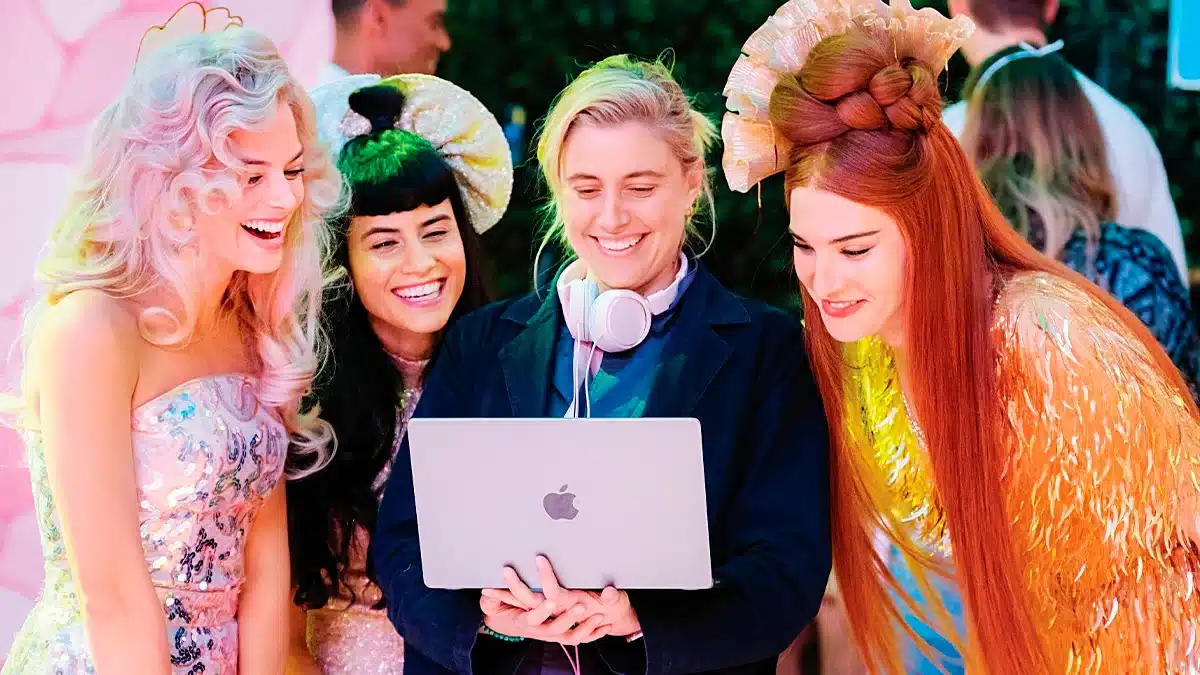 Greta Gerwig, Margot Robbie, Alexandra Shipp y Hari Nef en el set de la película Barbie viendo una computadora portátil.
