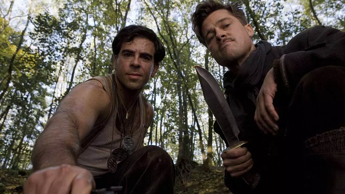 Eli Roth y Brad Pitt en la película Bastardos sin Gloria (2009).